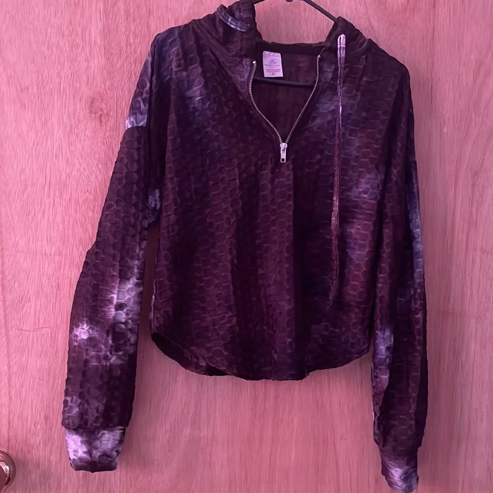 Size large top - Picture 1 of 3